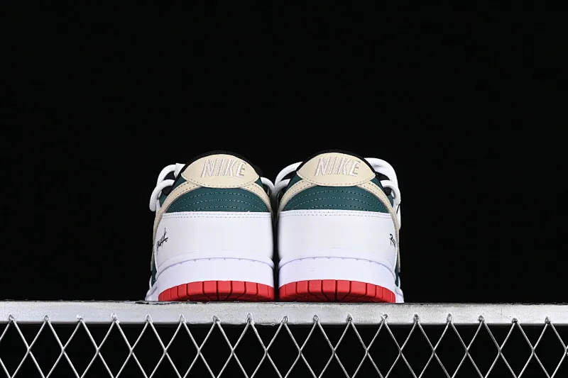 All Categories Nk SB Dunk Series Nk SB Dunk Low Low-top sneakers Nk Dunk Low Explore the limits Green, white and brown SB strappy low-top casual sneakers FD9762-061